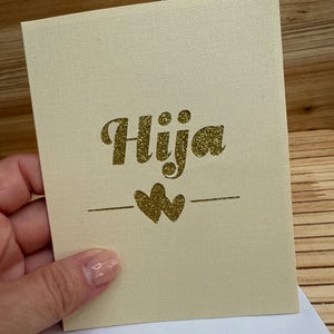 Hija con sobre blanco