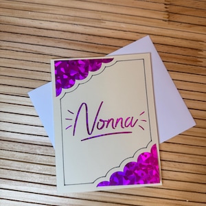Nonna es abuela en italiano, una tarjeta con sobre
