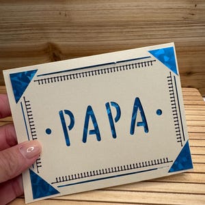 Papa con sobre blanco