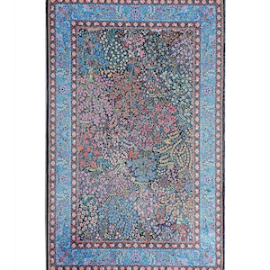 Könnte beinhalten: Ein rechteckiger Teppich mit einem dichten, komplizierten Blumenmuster in Blau-, Rosa-, Orange- und Grüntönen auf dunklem Hintergrund. Der Teppich ist von einer breiten, hellblauen Blumenbordüre umrahmt und an beiden Enden mit grauen Quasten versehen.