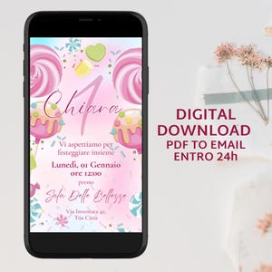 Könnte beinhalten: Eine digitale Einladung in Rosa und Blau mit einem Bonbon-Thema. Die Einladung lautet "Chiara" und enthält den Text "Vi aspettiamo per festeggiare insieme Lunedì, 01 Gennaio ore 12:00 presso Sala Delle Bellezze Via Inventata 42, Tua Città". Die Einladung lautet auch "DIGITALER DOWNLOAD PDF PER E-MAIL INNERHALB VON 24 STUNDEN".