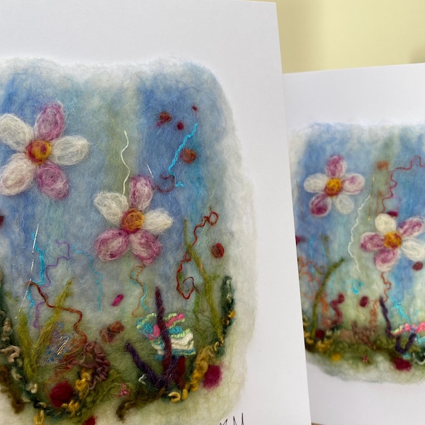 Tarjeta de fieltro hecha a mano con margaritas