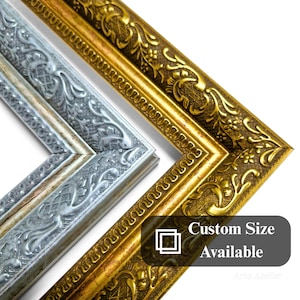 Op de afbeelding: Twee sierlijke fotolijsten, een gouden en een zilveren, met ingewikkelde bloemmotieven. De lijsten worden in een hoek van 45 graden getoond, met de gouden lijst bovenop de zilveren lijst. De tekst "Custom Size Available" is zichtbaar in de rechterbenedenhoek van de afbeelding.