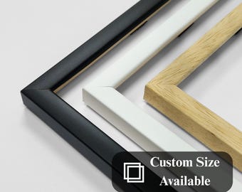Könnte beinhalten: Drei Bilderrahmen in Schwarz, Weiß und Naturholz. Die Rahmen sind übereinander gestapelt. Der Text "Custom Size Available" ist unter den Rahmen gedruckt. Der Text "Arta Atelier" ist unter dem Text "Custom Size Available" gedruckt.