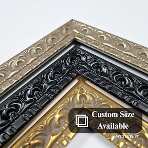 Può includere: Tre cornici per foto ornate in oro, nero e argento. Le cornici hanno un design decorativo e intricato. Il testo "Custom Size Available" è visualizzato nell'angolo in basso a destra dell'immagine. Il testo "Arta Atelier" è visualizzato sotto il testo "Custom Size Available".