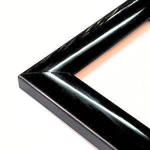 Marco de fotos negro brillante, elaborado por expertos con madera de alta calidad. Ideal para exhibir sus fotos, carteles y diplomas.