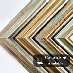 Puede incluir: Primer plano de cinco marcos de fotos diferentes con acabados dorados y plateados ornamentados. Los marcos están dispuestos en forma escalonada, con el marco más grande en la parte superior y el marco más pequeño en la parte inferior. Los marcos son todos de madera y tienen un acabado desgastado. El texto "Custom Size Available" es visible en la esquina inferior derecha de la imagen.