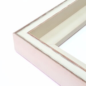 Le cadre en toile de haute qualité blanc et argent est parfait pour préserver et mettre en valeur des objets de famille, des portraits de mariage ou des expositions d'art.