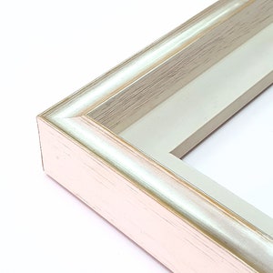 Ce cadre blanc offre le mélange parfait de style et de protection, exposant de nouvelles créations dans une exposition d'art ou décorant un bureau d'entreprise
