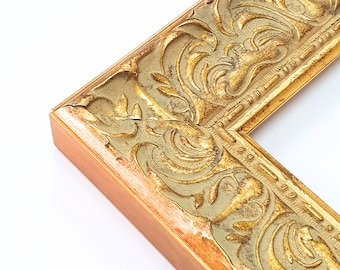 Puede incluir: Un marco de imagen dorado con un diseño ornamentado y tallado. El marco está hecho de madera y tiene un acabado desgastado.