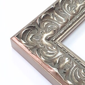 Der luxuriöse antike Holzrahmen verfügt über ein barockes Design und ein hochwertiges Finish in Galeriequalität, das sich perfekt für elegante Ausstellungen und Displays eignet