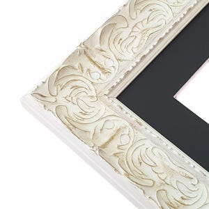 Eleganter klassischer antiker weißer Rahmen mit Passepartout-Perfekt für Wohnkultur Erhältlich in einer Vielzahl von Größen für kundenspezifische Rahmenlöungen