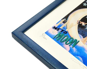 Peut inclure: Une estampe encadrée d'une illustration colorée représentant une femme debout sur un croissant de lune. Le texte "Fly Me to the Moon" est écrit en lettres vertes et bleues. L'estampe est signée et numérotée 6/20.