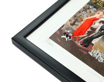 Könnte beinhalten: Ein gerahmter Druck eines Collages mit einer Frau in einem roten Kleid und einem Mann im Anzug. Die Collage besteht aus verschiedenen Bildern und Texturen, darunter Geld, Stoff und Papier. Der Druck ist signiert und nummeriert "1/100".