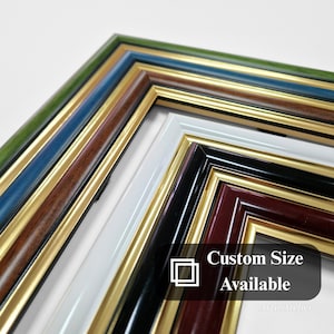 Puede incluir: Una variedad de marcos de fotos con ribete dorado. Los marcos son de diferentes colores, incluyendo verde, azul, marrón, blanco, negro y rojo. El texto "Tamaño personalizado disponible" es visible en la imagen.