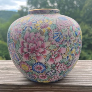 Vintage asiatische Keramikvase mit Blumendetail, antike Vase