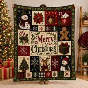 Könnte beinhalten: Eine rechteckige Wohndecke im Patchwork-Design mit Weihnachtsmotiven wie Schneemann, Weihnachtsstern, Glocke, Zuckerstange, Lebkuchenmann, Geschenk, Weihnachtsbaum, Rentier und dem Schriftzug Merry Christmas in der Mitte.