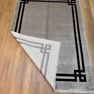 Brun sidenmatta, matta med kant, brun enfärgad matta, 4x6-matta, modern matta, inramad matta, hallmatta, bambusidenmatta, heminredning, vacker matta bild 10
