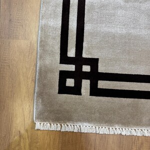 Brun sidenmatta, matta med kant, brun enfärgad matta, 4x6-matta, modern matta, inramad matta, hallmatta, bambusidenmatta, heminredning, vacker matta bild 5