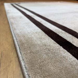 Brun sidenmatta, matta med kant, brun enfärgad matta, 4x6-matta, modern matta, inramad matta, hallmatta, bambusidenmatta, heminredning, vacker matta bild 6