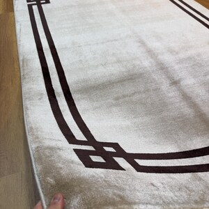 Brun sidenmatta, matta med kant, brun enfärgad matta, 4x6-matta, modern matta, inramad matta, hallmatta, bambusidenmatta, heminredning, vacker matta bild 4