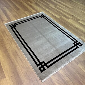 Brun sidenmatta, matta med kant, brun enfärgad matta, 4x6-matta, modern matta, inramad matta, hallmatta, bambusidenmatta, heminredning, vacker matta bild 8