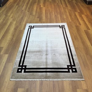 Brun sidenmatta, matta med kant, brun enfärgad matta, 4x6-matta, modern matta, inramad matta, hallmatta, bambusidenmatta, heminredning, vacker matta bild 2