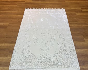 Vit matta, orientalisk matta, dämpad matta, mjuk matta, vit sidenmatta, 4x6 matta, vit sovrumsmatta, accentmatta, vintagematta, heminredningsmatta
