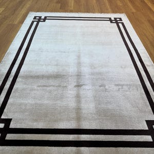 Brun sidenmatta, matta med kant, brun enfärgad matta, 4x6-matta, modern matta, inramad matta, hallmatta, bambusidenmatta, heminredning, vacker matta bild 3