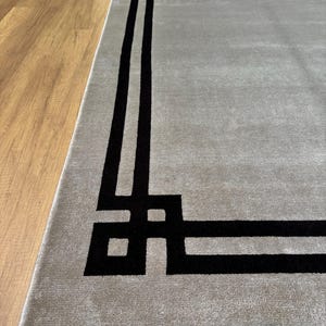 Brun sidenmatta, matta med kant, brun enfärgad matta, 4x6-matta, modern matta, inramad matta, hallmatta, bambusidenmatta, heminredning, vacker matta bild 9