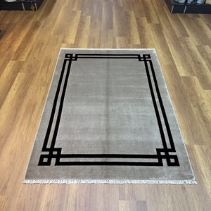 Brun sidenmatta, matta med kant, brun enfärgad matta, 4x6-matta, modern matta, inramad matta, hallmatta, bambusidenmatta, heminredning, vacker matta bild 7