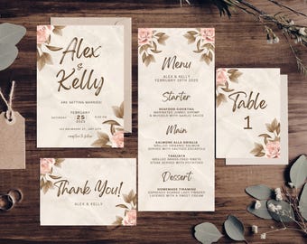 Op de afbeelding: Bruiloft briefpapier set met een marmer effect achtergrond en bloemaccenten. Bevat een uitnodiging, een menu, een tafelkaart en een bedankkaart. De uitnodiging luidt "Alex & Kelly gaan trouwen".
