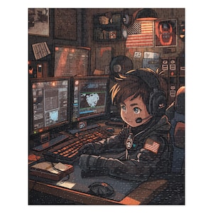 Könnte beinhalten: Eine junge Person in einer schwarzen Jacke mit einem amerikanischen Flaggen-Patch sitzt an einem Computertisch mit zwei Monitoren. Die Person trägt ein Headset und hat braunes Haar. Der Schreibtisch ist mit verschiedenen Gegenständen überladen, darunter eine Tastatur, eine Maus und eine Tasse.