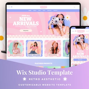 Può includere: Un modello di sito web per un negozio online con un'estetica retrò. Il modello presenta uno schema di colori rosa e blu con un motivo a scacchi. Il testo "Shop All New Arrivals" è visualizzato sulla homepage. Il modello è personalizzabile e può essere utilizzato per creare un negozio online unico.