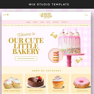 Könnte beinhalten: Eine Website-Startseite für eine Bäckerei namens "Bakery Business" mit dem Slogan "Our Cute Little Bakery". Die Website zeigt einen rosa und weißen Kuchen mit Streuseln und einem rosa Frosting-Tropfen, sowie eine Auswahl an anderen Backwaren, darunter Cupcakes und Donuts. Die Website enthält auch einen Call-to-Action, um "Shop Our Delicious Treats" zu kaufen.