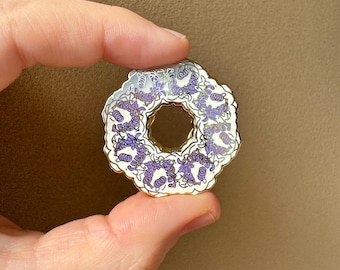 Emaille pin met eiwitstructuur: Molecular Science Jewelry, STEM-cadeau