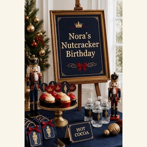 Könnte beinhalten: Ein marineblaues Schild in einem Goldrahmen zeigt Nora's Nutcracker Birthday mit einer roten Schleife. Zwei Nussknacker-Figuren stehen neben einem goldenen Cupcake-Ständer, Wasserflaschen mit Etiketten und einem Schild mit HOT COCOA.