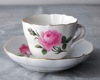 Taza de espresso Meissen Blue Crossed Swords con platillo y motivo floral, porcelana pintada a mano. Regalos de porcelana Meissen.