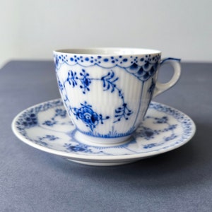 Royal Copenhagen Blue Fluted Half Lace Porcelain Cup & Pires Porcelana dinamarquesa, porcelana fina, Royal Copenhagen #756 presente de porcelana dinamarquesa