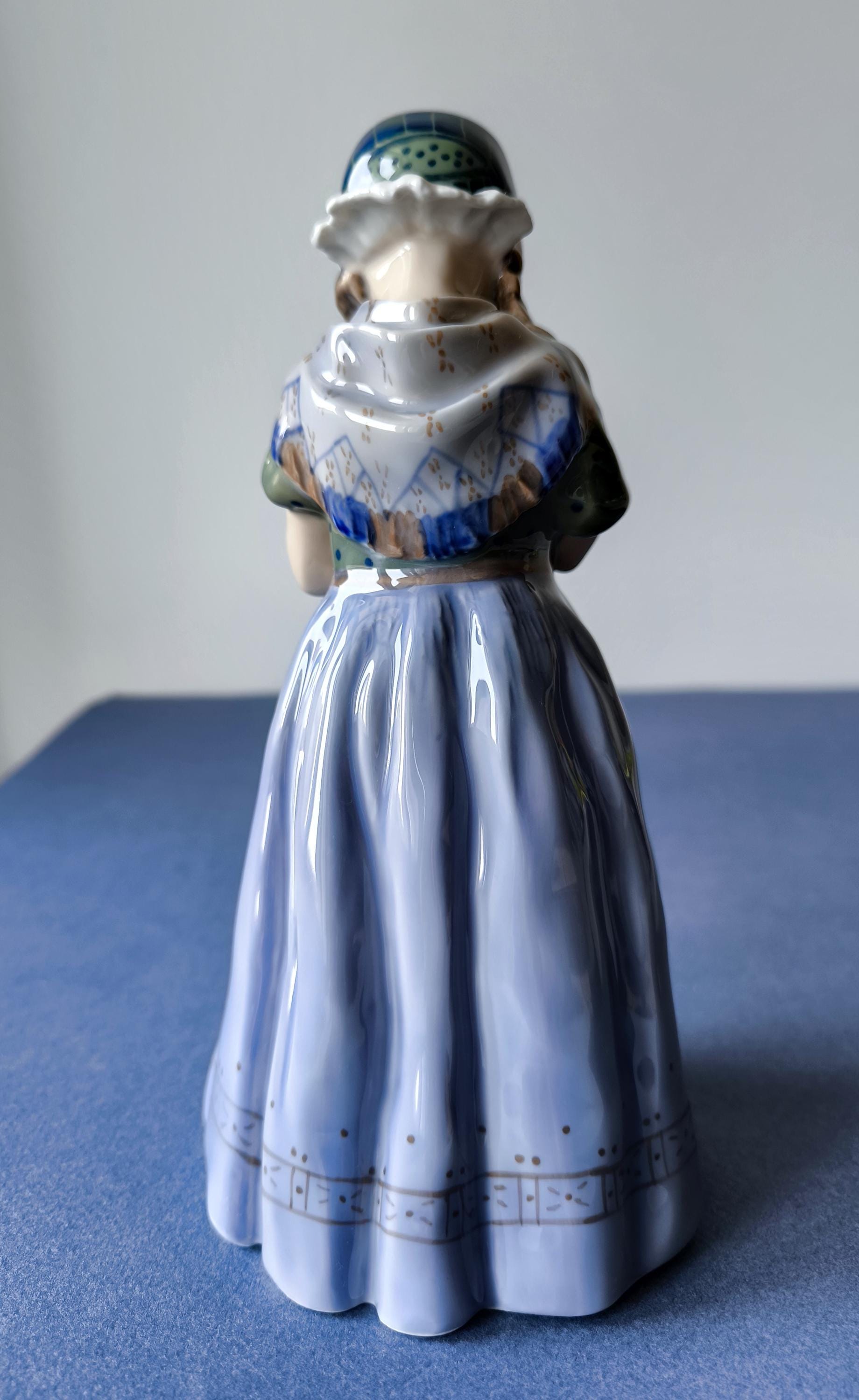 ボーンホルム島の少女 ＃1323 ☆ロイヤルコペンハーゲン デンマーク 絶版