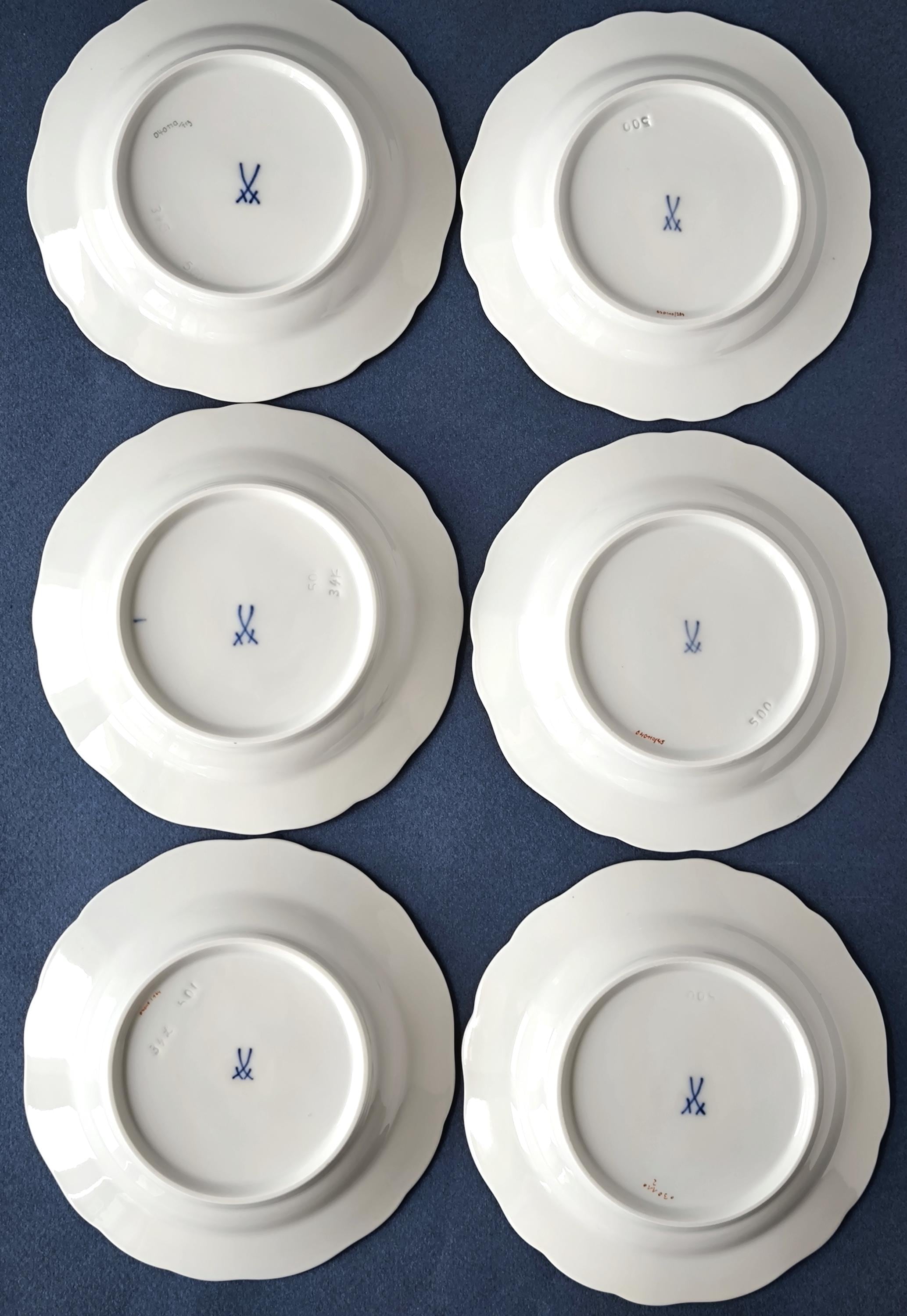 1 x Meissener Teller, blau, Motiv: Gekreuzte Schwerter und Blumen, handbemaltes Porzellan, Meissener Luxusgeschenk, Blumenmalerei – Teller mit Gold und Blumen