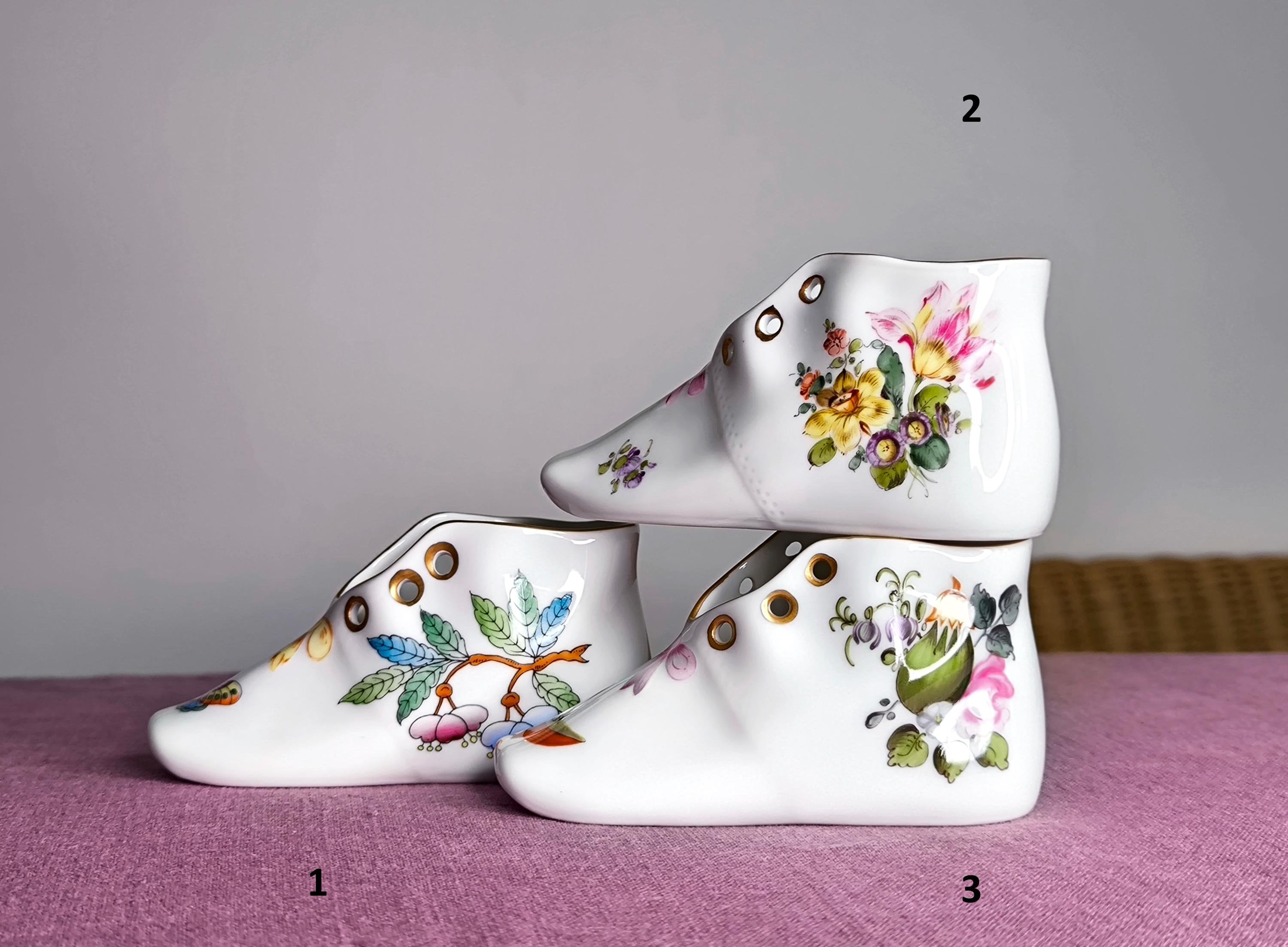 1x Herend Porcelain Baby Shoe Figurine - Hand-painted Collectible 1x Herend Porcelain Baby Shoe Figurine - Hand-painted Collectible