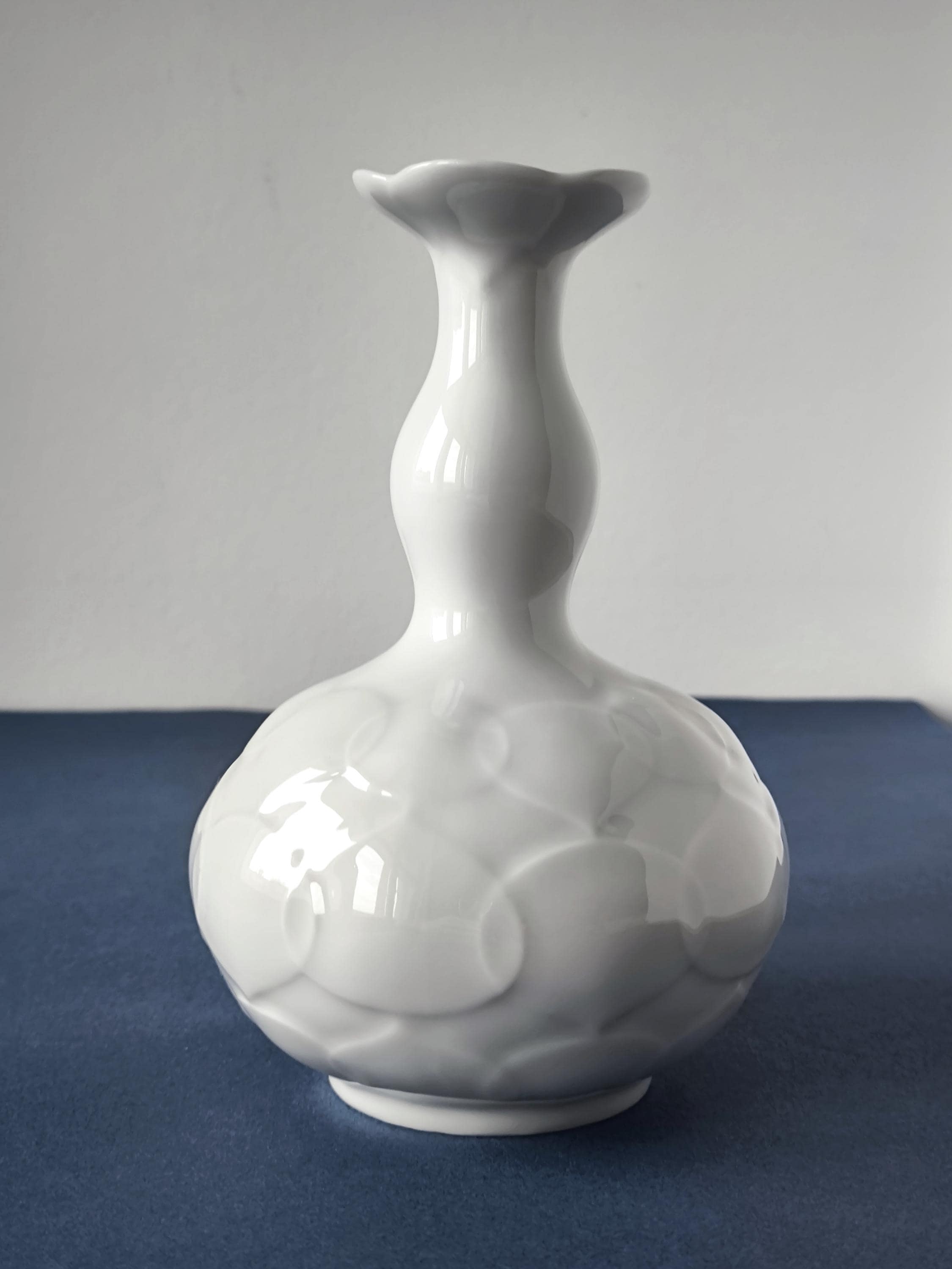 Meissen Vase 'lotus Relief', Mid-century Modern White Porcelain Sculpture by Heinz Werner, Germany, 20 Cm Meissen Luxury Porcelain Gift