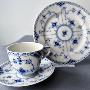 Xícara, pires e prato de porcelana azul canelada Royal Copenhagen de meia renda Porcelana dinamarquesa, porcelana fina Royal Copenhagen #756, #573