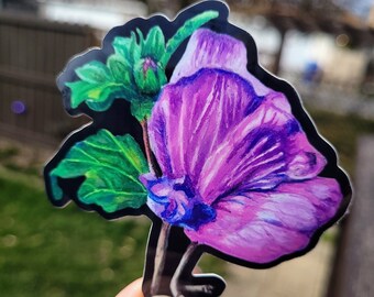 Puede incluir: Una flor morada con hojas verdes sobre un fondo negro. La flor está pintada en estilo acuarela y tiene un aspecto delicado y femenino.