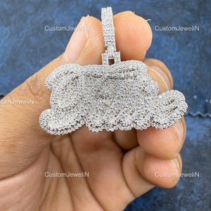 Pingente personalizado pequeno com nome de moissanita VVS com acabamento em gelo, pingentes de placa de identificação personalizados, pingente de letra de prata personalizado, joias personalizadas para homens