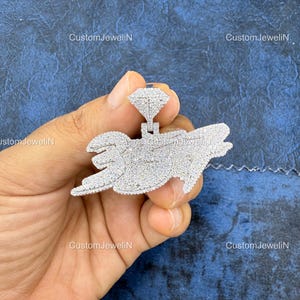 Colgante de moissanita VVS con letra personalizada y enganche de diamante. Colgante de moissanita VVS con letra personalizada y enganche de diamante.