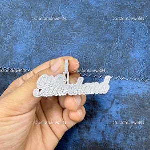 Colgante de moissanita VVS, colgante de nombre personalizado con acabado helado estilo hip hop, colgante de letra pequeña estilo hip hop en plata de ley 925, colgante de moissanita blanca tipo D