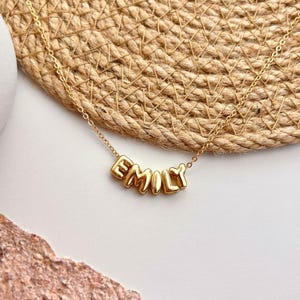 Collar personalizado con globo pequeño, inicial pequeña, letra burbuja minimalista, monograma dorado para mujer, dije 3D