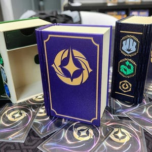 Caja de mazos Lorcana, libro de hechizos TCG (60 cartas con funda doble + amuletos de tinta y almacenamiento)